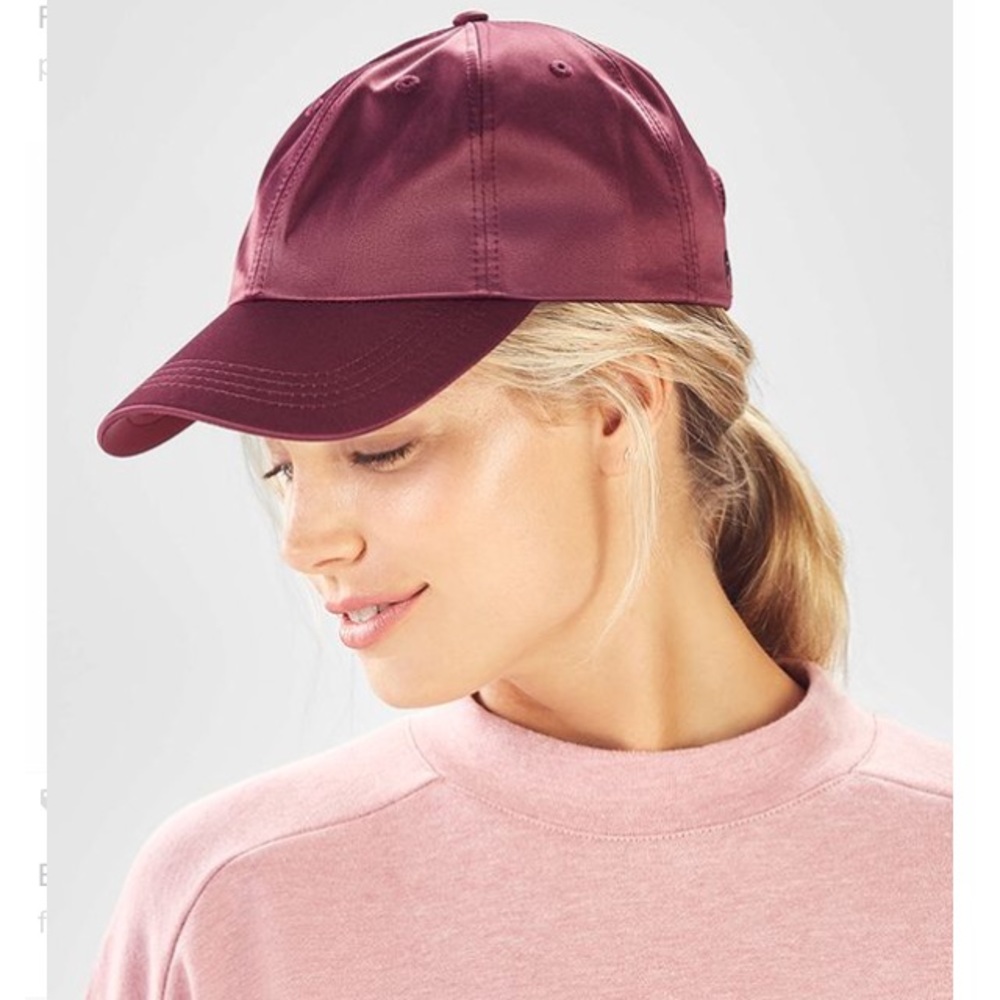 Fabletics Breezy Cap II in burgundy